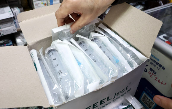 14일 서울 시내의 한 의료기기 판매점에 주사기가 놓여있다. 정부는 이날부터 중동 정세 불안으로 불거진 의료용 주사기·주사침 수급 차질에 대응해 매점매석 금지 조치를 시행한다. 2026.4.14  연합뉴스