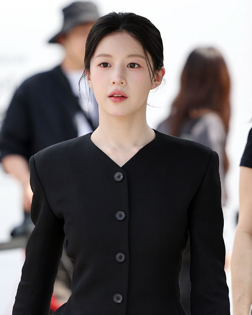 배우 고윤정이 14일 서울 종로구 광화문광장에서 오는 18일 방송되는 JTBC 새 토일드라마 ‘모두가 자신의 무가치함과 싸우고 있다’ 팝업스토어를 방문하고 있다. 2026.4.14 뉴스1