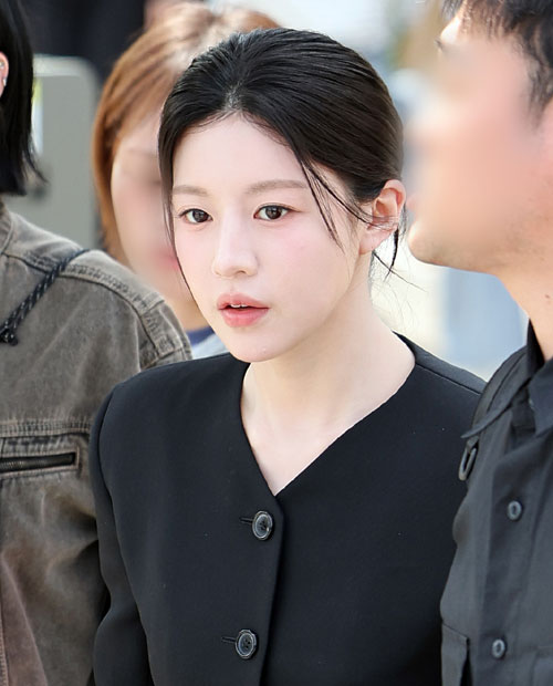 배우 고윤정이 14일 서울 종로구 광화문광장에서 오는 18일 방송되는 JTBC 새 토일드라마 ‘모두가 자신의 무가치함과 싸우고 있다’ 팝업스토어를 방문하고 있다. 2026.4.14 뉴스1