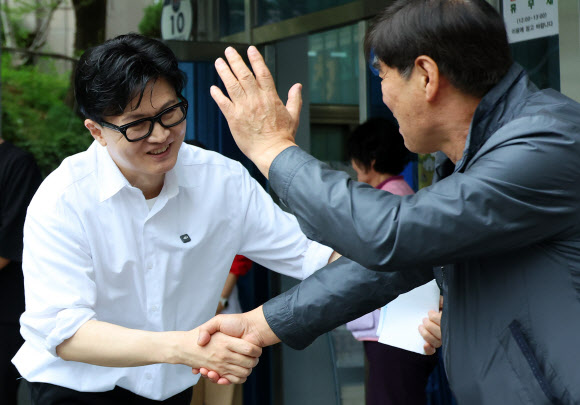 한동훈 전 국민의힘 대표가 14일 오후 부산 북구 만덕2동 행정복지센터를 찾아 전입신고를 마친 뒤 주민과 인사하고 있다. 2026.4.14 연합뉴스