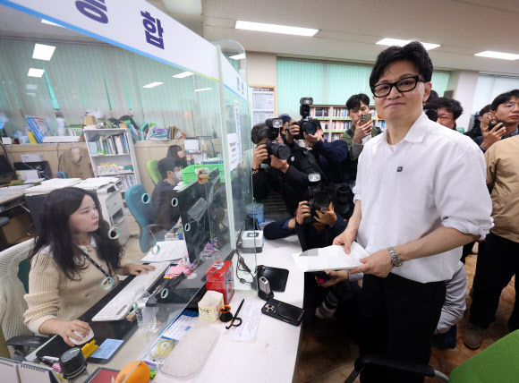 한동훈 전 국민의힘 대표가 14일 오후 부산 북구 만덕2동 행정복지센터를 찾아 전입신고를 하고 있다. 2026.4.14 연합뉴스