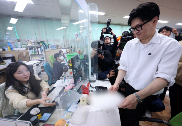 한동훈 전 국민의힘 대표가 14일 오후 부산 북구 만덕2동 행정복지센터를 찾아 전입신고를 하고 있다. 2026.4.14 연합뉴스