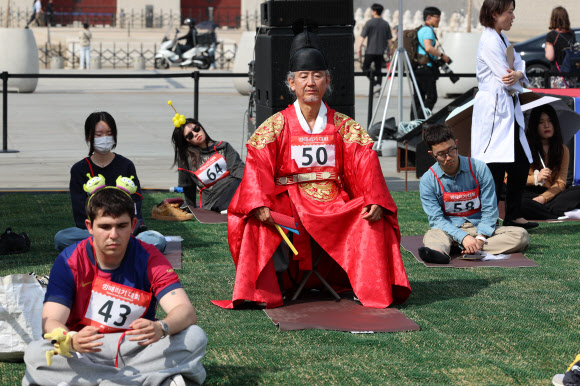 14일 서울 광화문 광장에서 열린 2026 광화문 멍때리기 대회에서 참가자들이 기량을 뽐내고 있다. 2026.4.14 연합뉴스