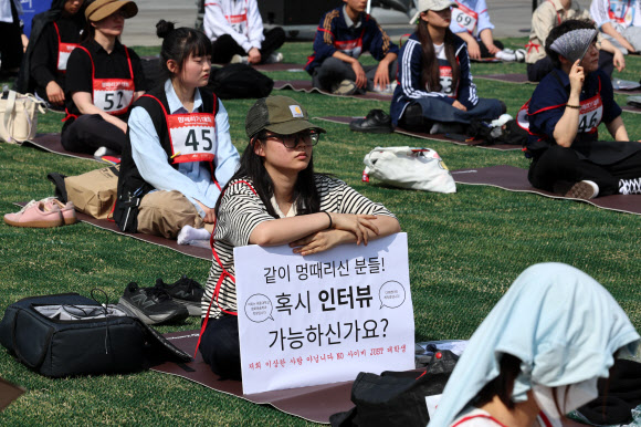 14일 서울 광화문 광장에서 열린 2026 광화문 멍때리기 대회에서 참가자들이 기량을 뽐내고 있다. 2026.4.14 연합뉴스