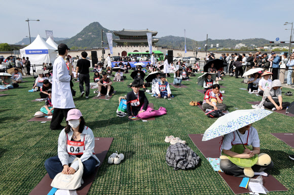14일 서울 광화문 광장에서 열린 2026 광화문 멍때리기 대회에서 참가자들이 기량을 뽐내고 있다. 2026.4.14 연합뉴스