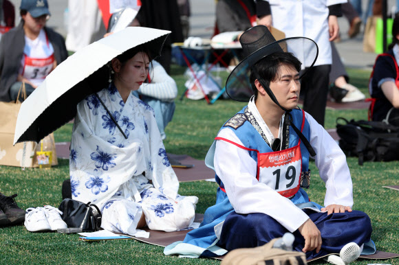14일 서울 광화문 광장에서 열린 2026 광화문 멍때리기 대회에서 참가자들이 기량을 뽐내고 있다. 2026.4.14 연합뉴스