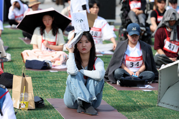 14일 서울 광화문 광장에서 열린 2026 광화문 멍때리기 대회에서 참가자들이 기량을 뽐내고 있다. 2026.4.14 연합뉴스