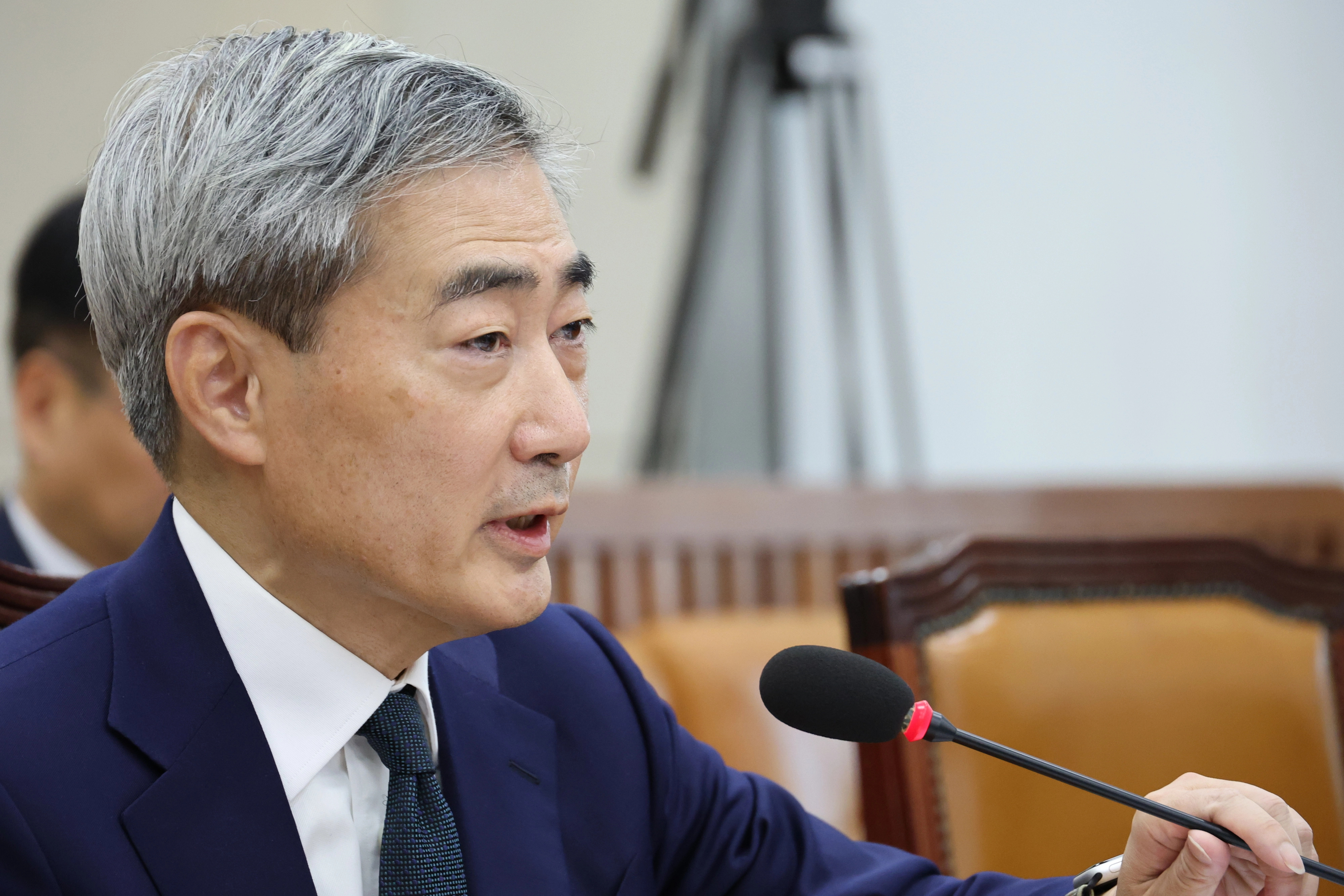 질의에 답하는 신현송 한국은행 총재 후보자  신현송 한국은행 총재 후보자가 15일 국회 재정경제기획위원회에서 열린 인사청문회에서 의원 질의에 답하고 있다. 2026.4.15 연합뉴스