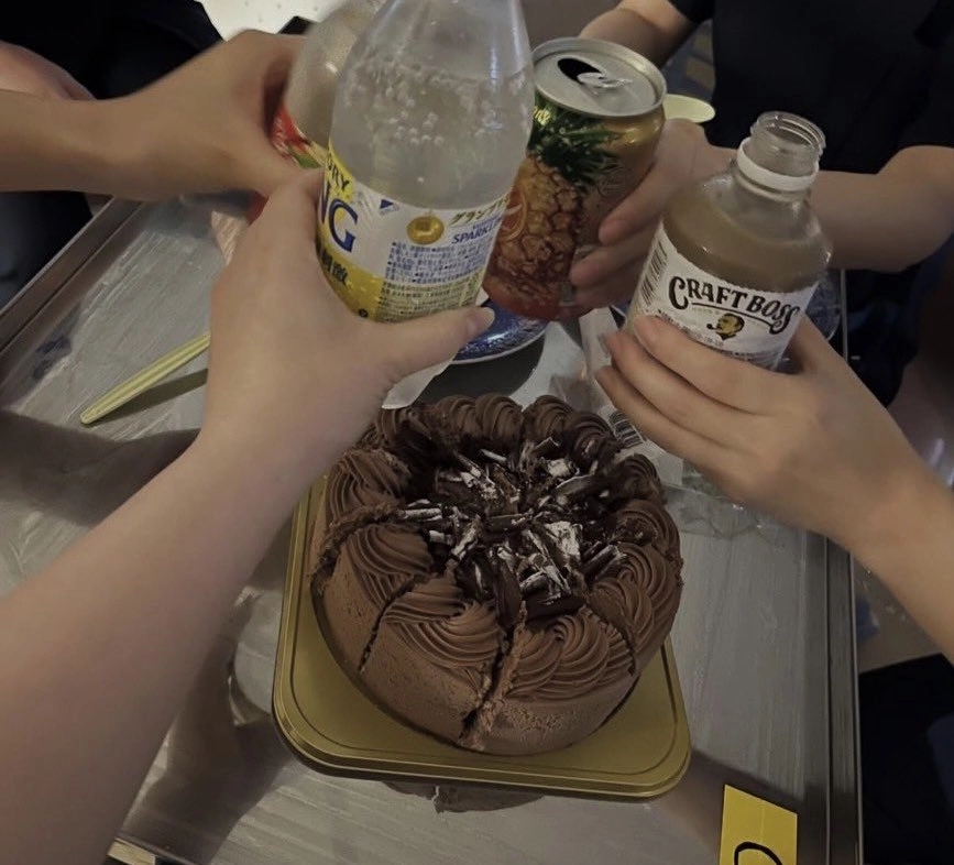 일본 사이타마현 소재 아게오 중앙 종합병원에서 중환자실 간호사들이 생일 파티를 하며 음식을 먹는 모습이 담긴 사진이 소셜미디어(SNS)에서 확산해 논란이 되고 있다. 엑스(X) 캡처