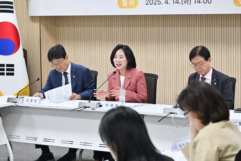 지난 14일 열린 ‘비더비 입점기업 여성대표 및 여성 일자리 교육기관 간담회’에 참석한 김용일 의원(왼쪽 첫 번쨰)
