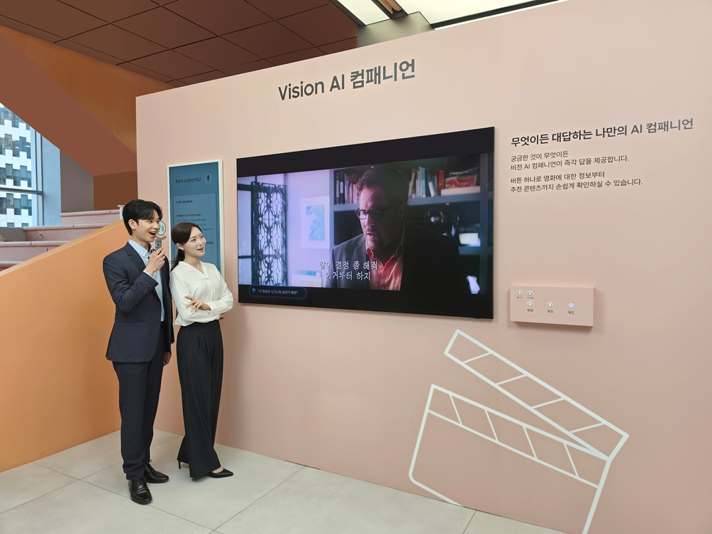 삼성전자 모델이 삼성 TV만의 통합 AI 플랫폼 ‘비전 AI 컴패니언’을 통해 영화를 감상하며 궁금한 정보를 검색하고 있다. 삼성전자 제공