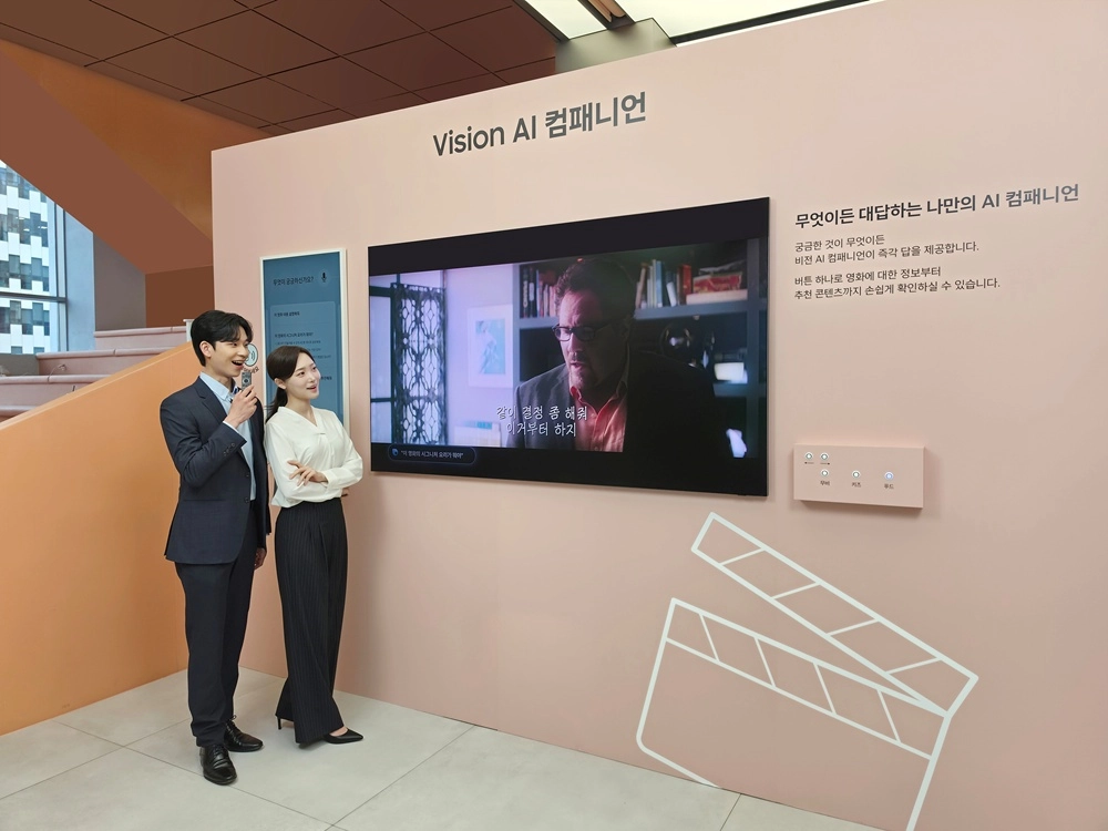 삼성전자 모델이 삼성 TV만의 통합 AI 플랫폼 ‘비전 AI 컴패니언’을 통해 영화를 감상하며 궁금한 정보를 검색하고 있다. 삼성전자 제공