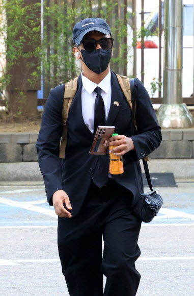 ‘평화의 소녀상’에 입을 맞추는 등 논란을 일으켜온 미국인 유튜버 조니 소말리가 15일 서울 서부지법에서 열리는 1심 선고에 출석하고 있다. 2026.4.15  연합뉴스
