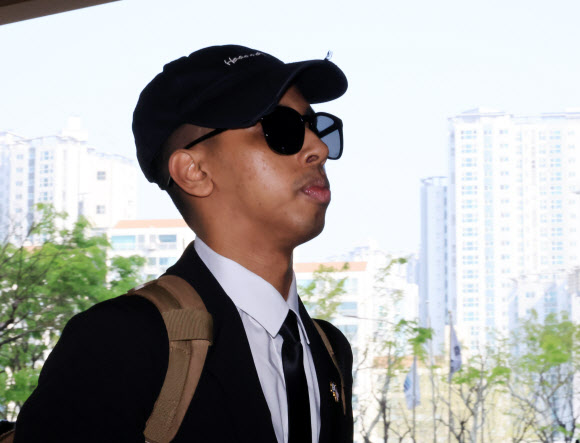 ‘평화의 소녀상’에 입을 맞추는 등 논란을 일으켜온 미국인 유튜버 조니 소말리가 15일 서울 서부지법에서 열리는 1심 선고공판에 출석하고 있다. 2026.4.15  연합뉴스