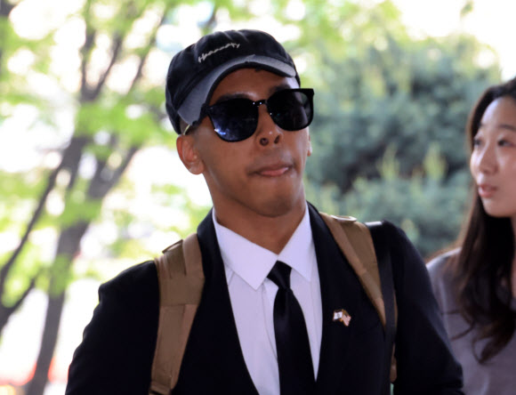 ‘평화의 소녀상’에 입을 맞추는 등 논란을 일으켜온 미국인 유튜버 조니 소말리가 15일 서울 서부지법에서 열리는 1심 선고에 출석하며 기자의 질문에 답하고 있다. 2026.4.15  연합뉴스