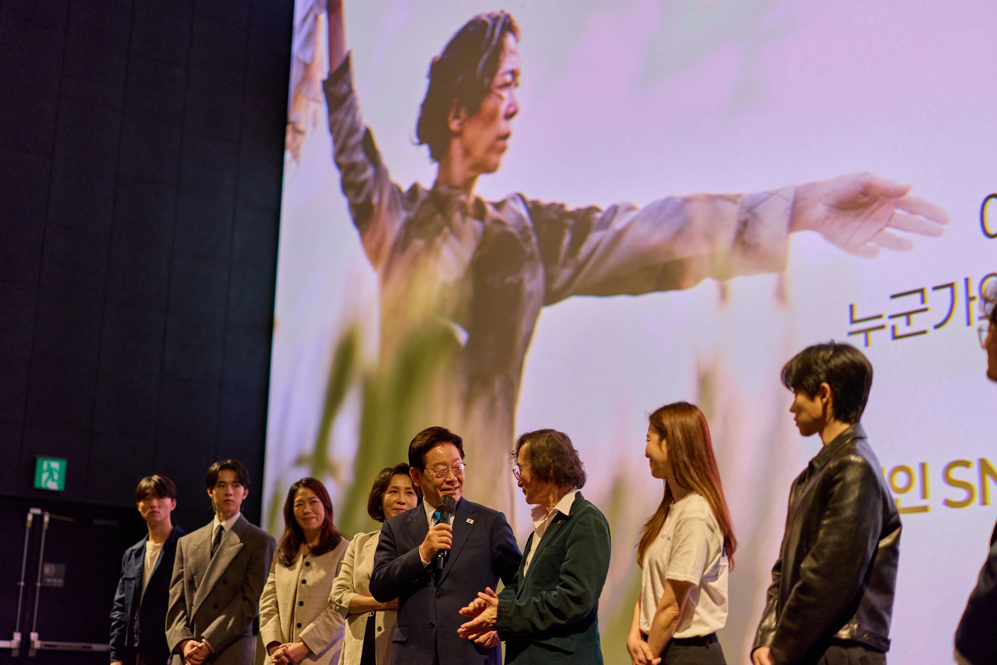 이재명 대통령과 김혜경 여사가 15일 서울 용산 CGV에서 제주 4·3 사건을 다룬 영화 ‘내 이름은’ 상영 후 열린 무대 인사에서 발언하고 있다.
이 대통령 부부는 매주 수요일 ‘문화의 날’을 맞아 SNS 추첨을 통해 선정된 시민 165명과 함께 영화를 관람했다. 2026.4.15. 청와대 제공