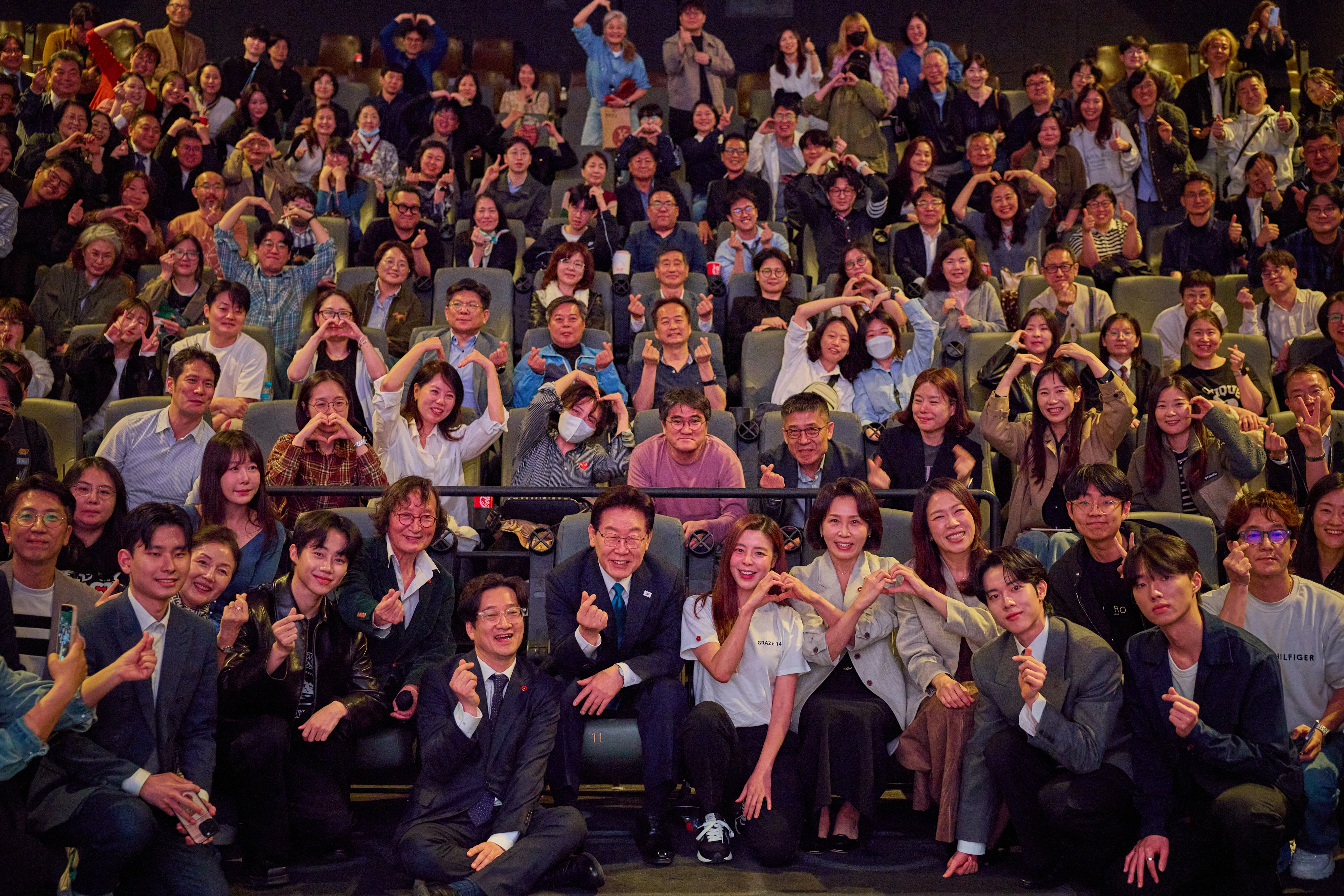 이재명 대통령과 김혜경 여사가 15일 서울 용산 CGV를 찾아 제주 4·3 사건을 다룬 영화 ‘내 이름은’을 관람힌 뒤 영화 관계자 및 시민들과 기념촬영을 하고 있다.
 이 대통령 부부는 매주 수요일 ‘문화의 날’을 맞아 SNS 추첨을 통해 선정된 시민 165명과 함께 영화를 관람했다. 2026.4.15. 청와대 제공