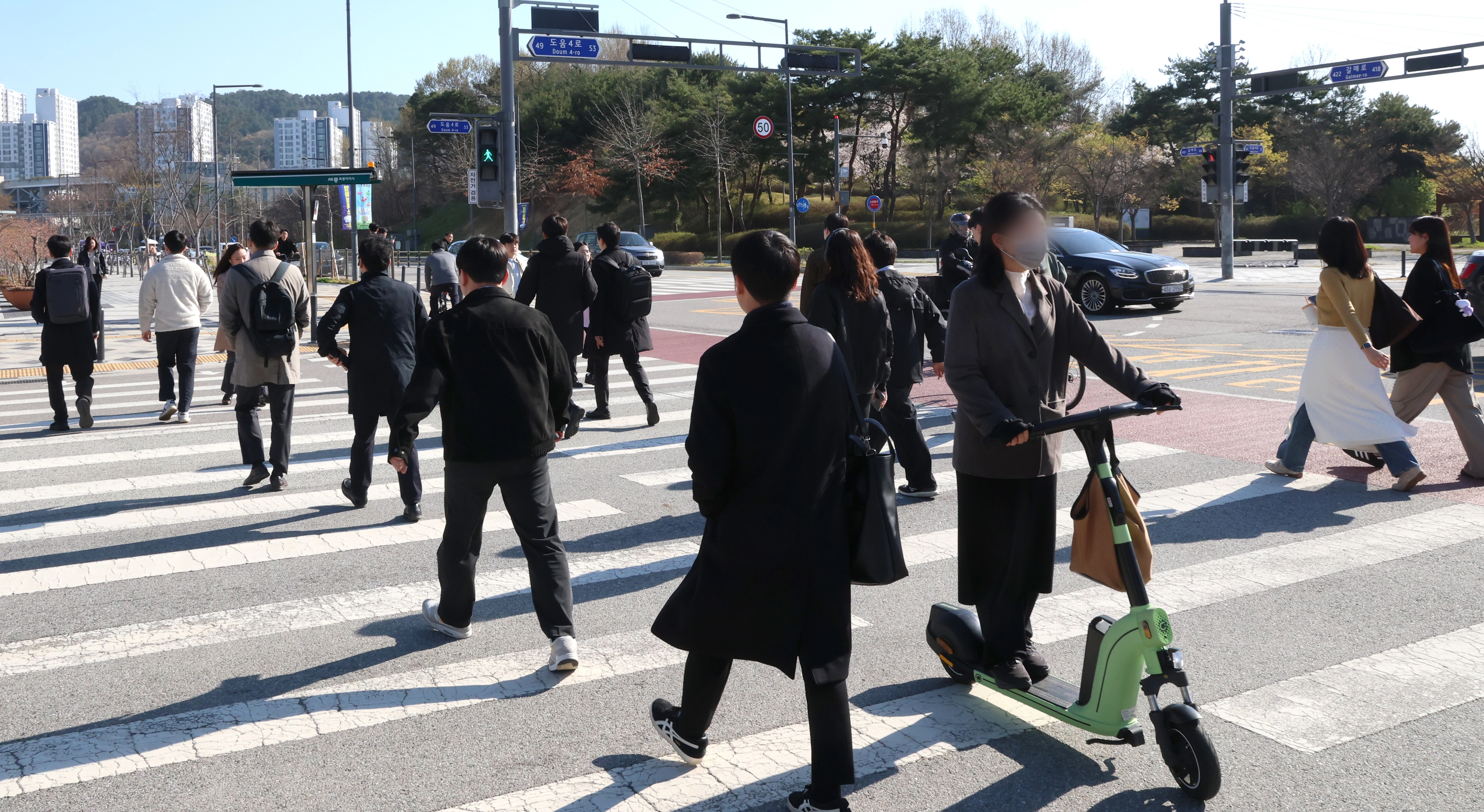 공공기관 차량 2부제 시행, 도보로 출근하는 공무원들  공공기관 차량2부제 가 실시된 지난 8일 오전 세종시 정부세종청사 공무원들이 개인형 이동장치를 이용하거나 도보로 출근길을 서두르고 있다. 뉴스1