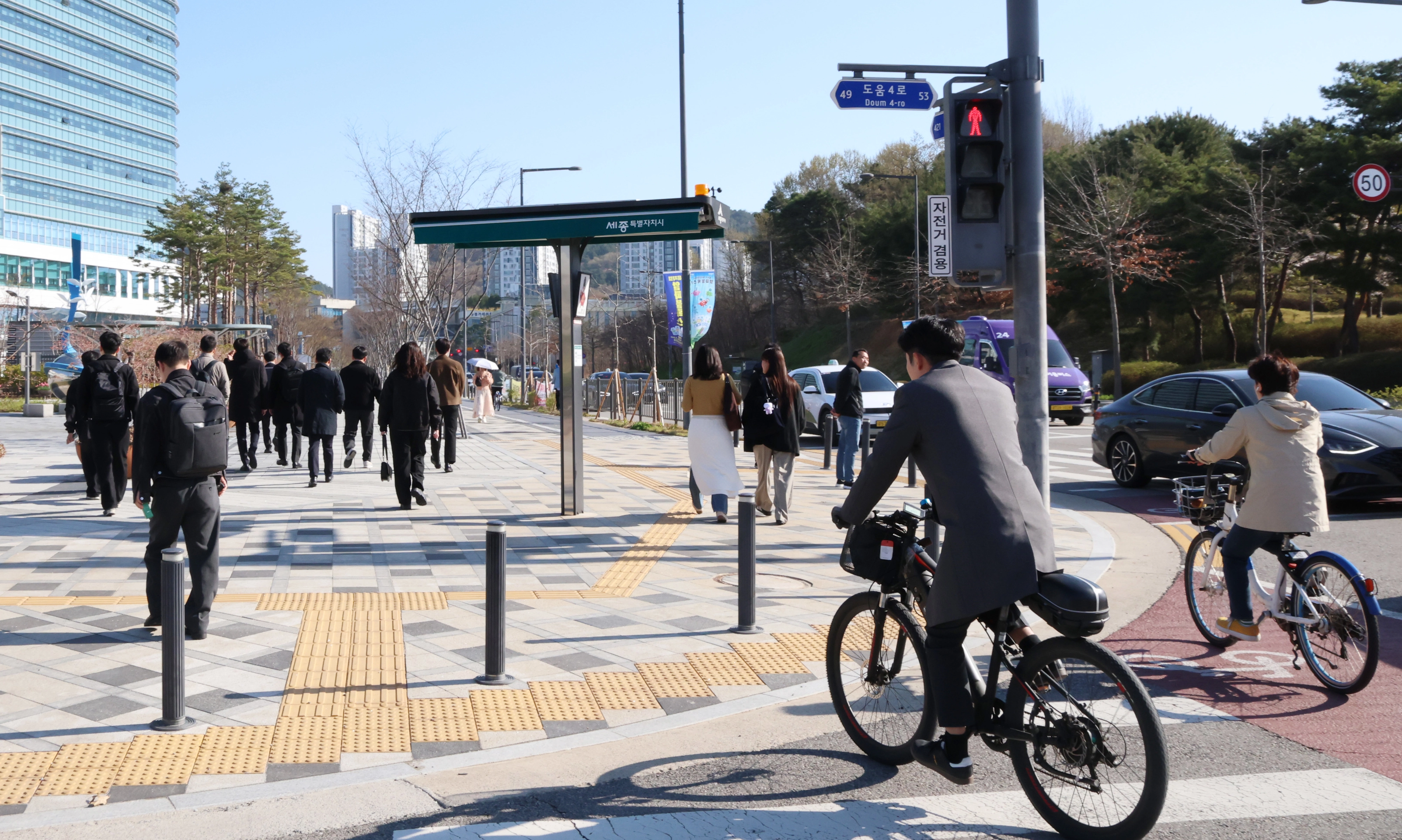 공공기관 차량 2부제 시행, 도보로 출근하는 공무원들  공공기관 차량2부제 가 실시된 지난 8일 오전 세종시 정부세종청사 공무원들이 개인형 이동장치를 이용하거나 도보로 출근길을 서두르고 있다. 뉴스1