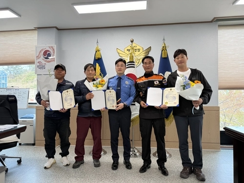 속초해양경찰서는 16일 속초시 동명동 청사 회의실에서 최근 관내에서 발생한 해양 사고 현장에서 수색 활동을 펼친 이준행(맨 오른쪽)씨 등 민간 구조대원 3명에게 감사장을 수여했다. 속초해경 제공