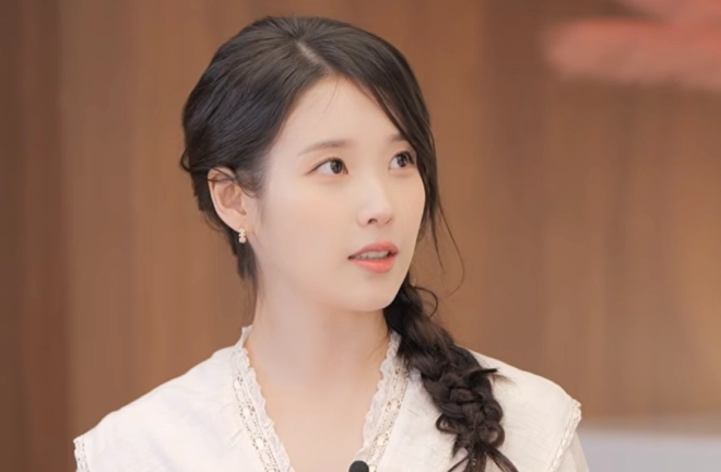가수 겸 배우 아이유. 셰프 안성재 유튜브 채널 캡처