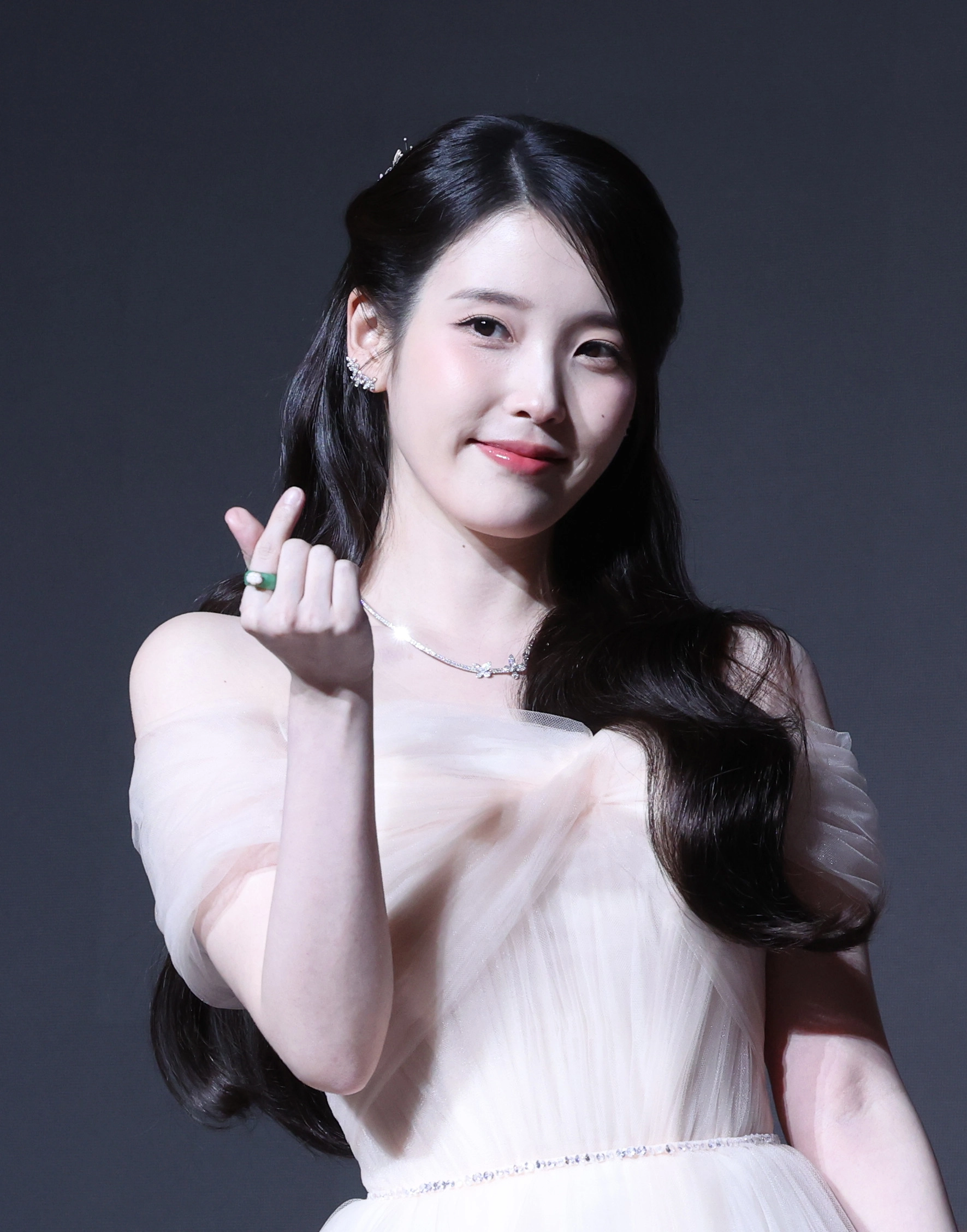 ‘21세기 대군부인’ 배우 아이유  배우 아이유(이지은)가 6일 오후 서울 강남구 조선팰리스 서울강남에서 열린 MBC 금토드라마 ‘21세기 대군부인’ 제작발표회에서 포토타임 때 포즈를 취하고 있다. 21세기 대군부인은 오는 10일부터 방송한다. 2026.04.06 뉴시스