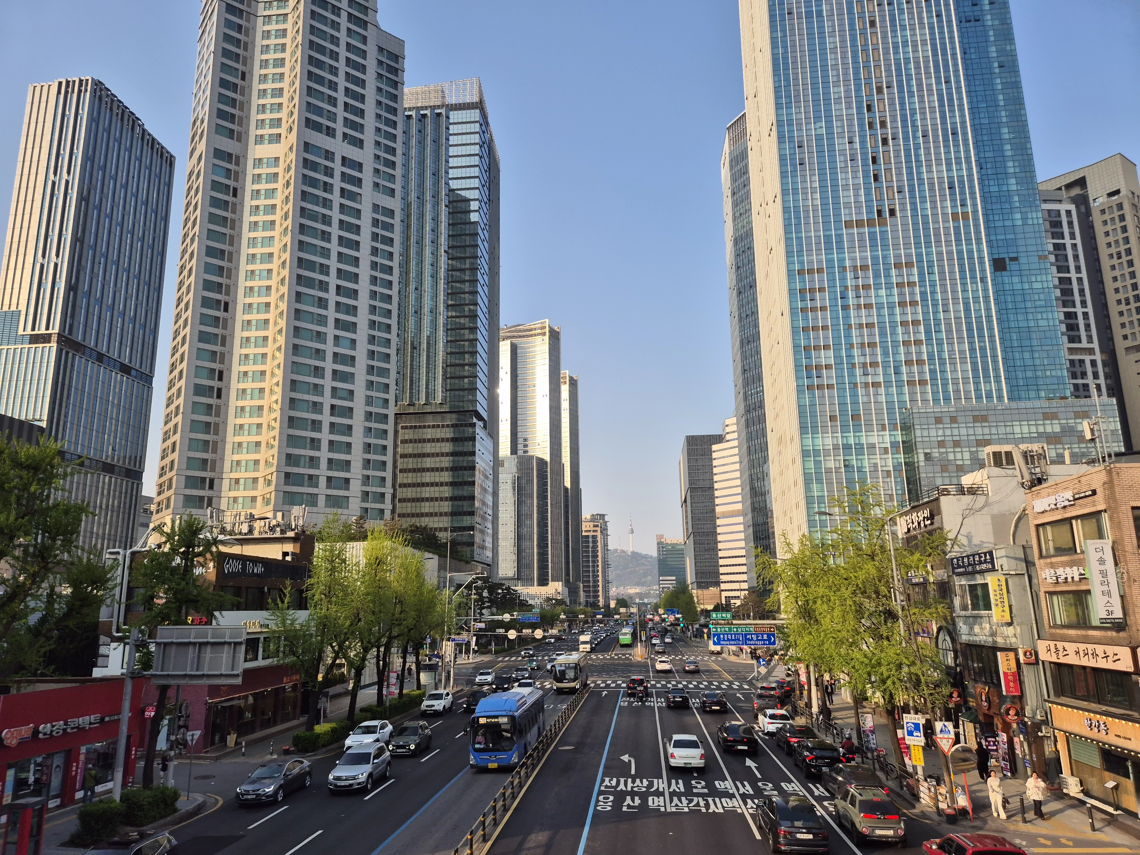 같은 날 한강초교 앞 보도육교에서 바라본 한강대로 전경.