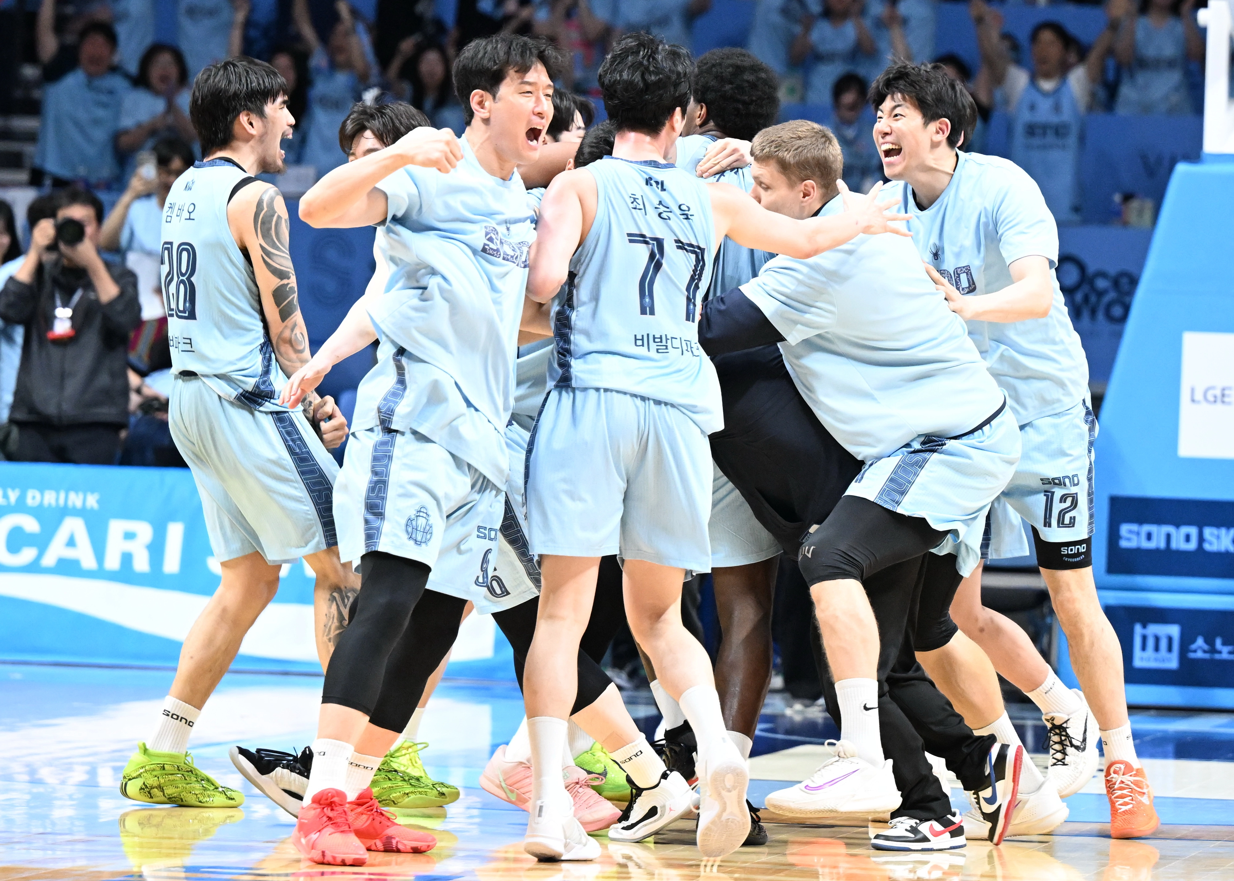 고양 소노 선수들이 4강 플레이오프 진출이 확정된 뒤 환호하고 있다. KBL 제공