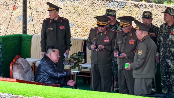 김정은 북한 국무위원장이 지난 15일 김일성 주석의 생일인 태양절을 맞아 인민군 서부지구 대연합부대 관하 포병구분대들 사이의 포사격경기를 참관했다고 조선중앙TV가 16일 보도했다.  2026.4.16 조선중앙TV 화면