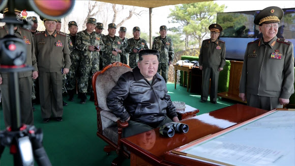 김정은 북한 국무위원장이 지난 15일 김일성 주석의 생일인 태양절을 맞아 인민군 서부지구 대연합부대 관하 포병구분대들 사이의 포사격경기를 참관했다고 조선중앙TV가 16일 보도했다. 2026.4.16 조선중앙TV 화면