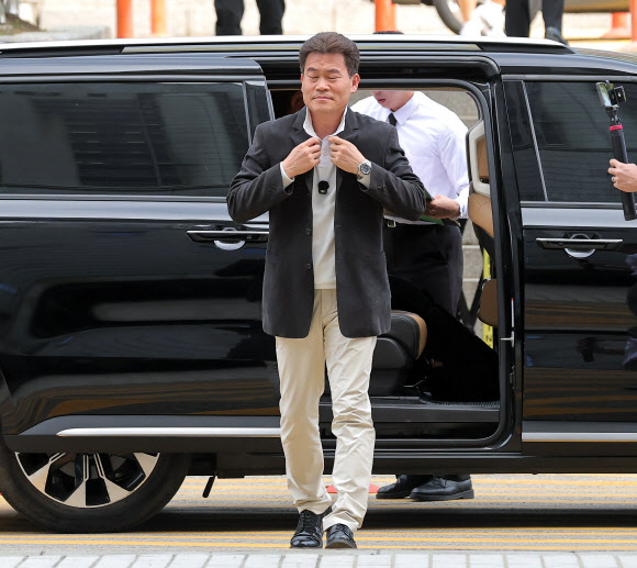 이재명 대통령과 개혁신당 이준석 대표의 명예를 훼손한 혐의를 받는 유튜버 전한길(본명 전유관)씨가 16일 서초구 서울중앙지방법원에서 열린 구속 전 피의자 심문(영장실질심사)에 출석하고 있다. 2026.4.16 연합뉴스