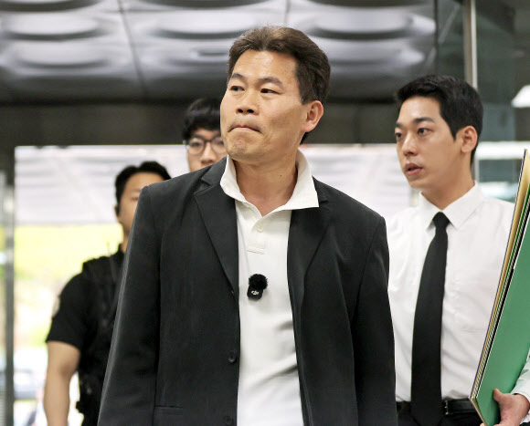 이재명 대통령과 개혁신당 이준석 대표의 명예를 훼손한 혐의를 받는 유튜버 전한길(본명 전유관)씨가 16일 서초구 서울중앙지방법원에서 열린 구속 전 피의자 심문(영장실질심사)에 출석하고 있다. 2026.4.16 연합뉴스