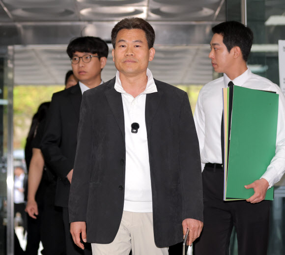 이재명 대통령과 개혁신당 이준석 대표의 명예를 훼손한 혐의를 받는 유튜버 전한길(본명 전유관)씨가 16일 서초구 서울중앙지방법원에서 열린 구속 전 피의자 심문(영장실질심사)에 출석하고 있다. 2026.4.16 연합뉴스