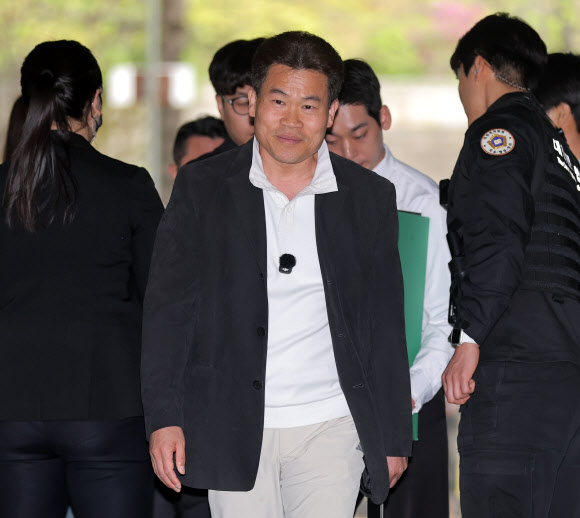 이재명 대통령과 개혁신당 이준석 대표의 명예를 훼손한 혐의를 받는 유튜버 전한길(본명 전유관)씨가 16일 서초구 서울중앙지방법원에서 열린 구속 전 피의자 심문(영장실질심사)에 출석하고 있다. 2026.4.16 연합뉴스