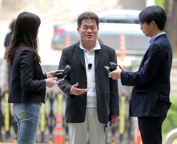 이재명 대통령과 개혁신당 이준석 대표의 명예를 훼손한 혐의를 받는 유튜버 전한길(본명 전유관)씨가 16일 서초구 서울중앙지방법원에서 열린 구속 전 피의자 심문(영장실질심사)에 출석하고 있다. 2026.4.16 연합뉴스