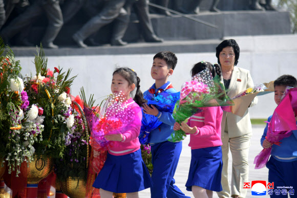 북한이 4월의 명절(태양절?4월 15일)을 맞아 일꾼들과 근로자들, 인민군 장병들, 청소년학생들이 각지의 김일성?김정일 동상을 찾아 경모의 정을 표하고 꽃바구니를 진정했다고 조선중앙통신이 16일 보도했다. 2026.4.16. 평양 조선중앙통신 연합뉴스