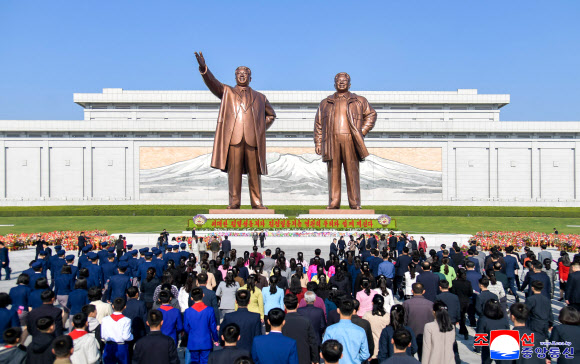 북한이 4월의 명절(태양절?4월 15일)을 맞아 일꾼들과 근로자들, 인민군 장병들, 청소년학생들이 각지의 김일성·김정일 동상을 찾아 경모의 정을 표하고 꽃바구니를 진정했다고 조선중앙통신이 16일 보도했다. 2026.4.16 평양 조선중앙통신 연합뉴스