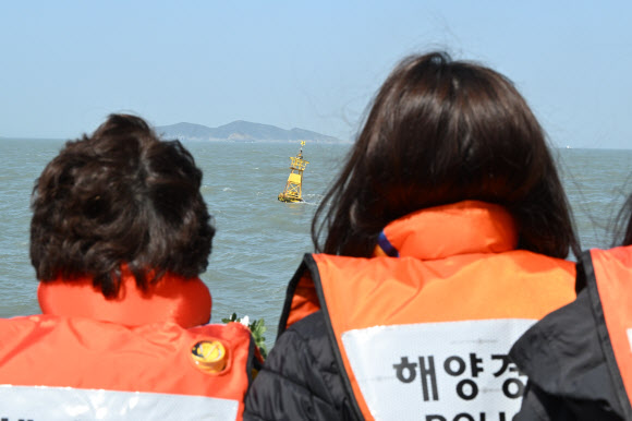 세월호 참사 12주기인 16일 오전 전남 진도군 맹골수도 참사해역에서 열린 선상추모식 중 유가족들이 사고 해역을 표시한 노란 부표를 바라보고 있다. 2026.4.16 [공동 취재] 연합뉴스