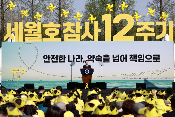 이재명 대통령이 16일 경기도 안산 화랑유원지에서 열린 세월호 참사 12주기 기억식에서 추도사를 하고 있다. 2026.4.16 연합뉴스