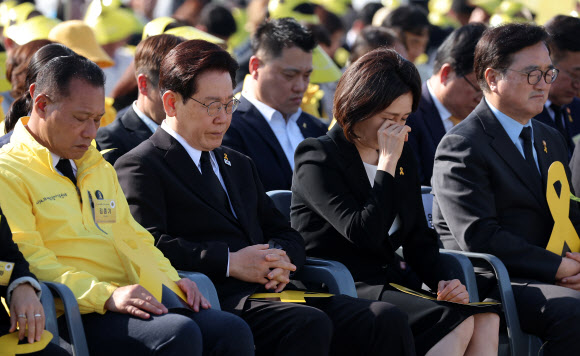 이재명 대통령과 김혜경 여사가 16일 경기도 안산 화랑유원지에서 열린 세월호 참사 12주기 기억식에서 추모 사이렌에 맞춰 묵념하고 있다. 2026.4.16 연합뉴스