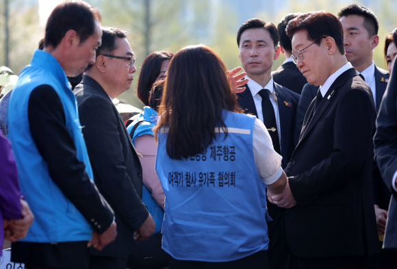 이재명 대통령이 16일 경기도 안산 화랑유원지에서 열린 세월호 참사 12주기 기억식 후 무안공항 제주항공 여객기 참사 유가족과 대화하고 있다. 2026.4.16 연합뉴스