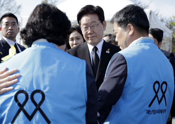 이재명 대통령이 16일 경기도 안산 화랑유원지에서 열린 세월호 참사 12주기 기억식 후 재난참사피해자연대 관계자들과 대화하고 있다. 2026.4.16 연합뉴스