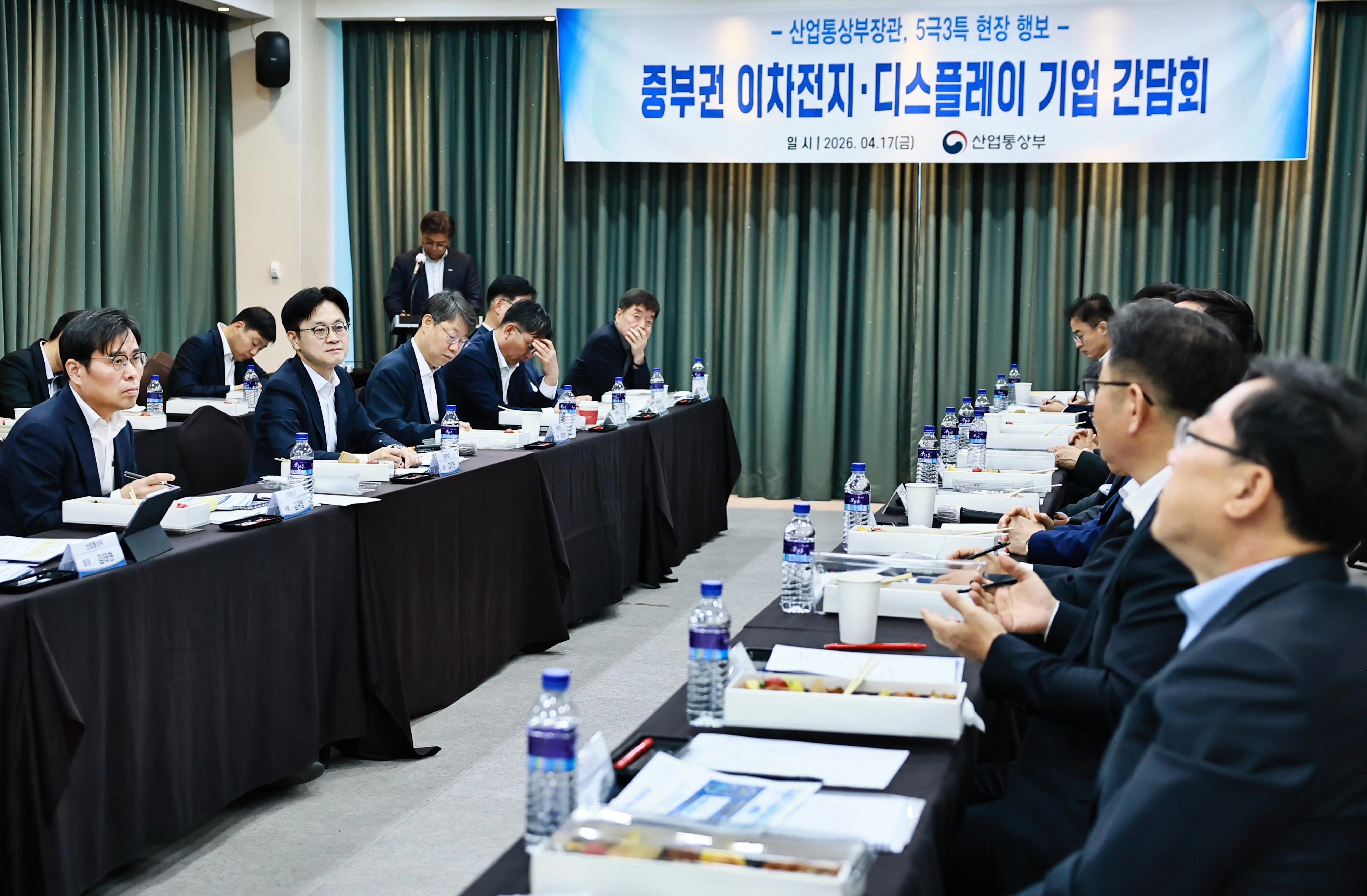 이차전지 및 디스플레이 기업 간담회  김정관 산업통상부 장관이 17일 충북 청주시 세종시티 오송호텔에서 열린 이차전지 및 디스플레이 기업 간담회를 주재하고 있다. 산업통상부 제공