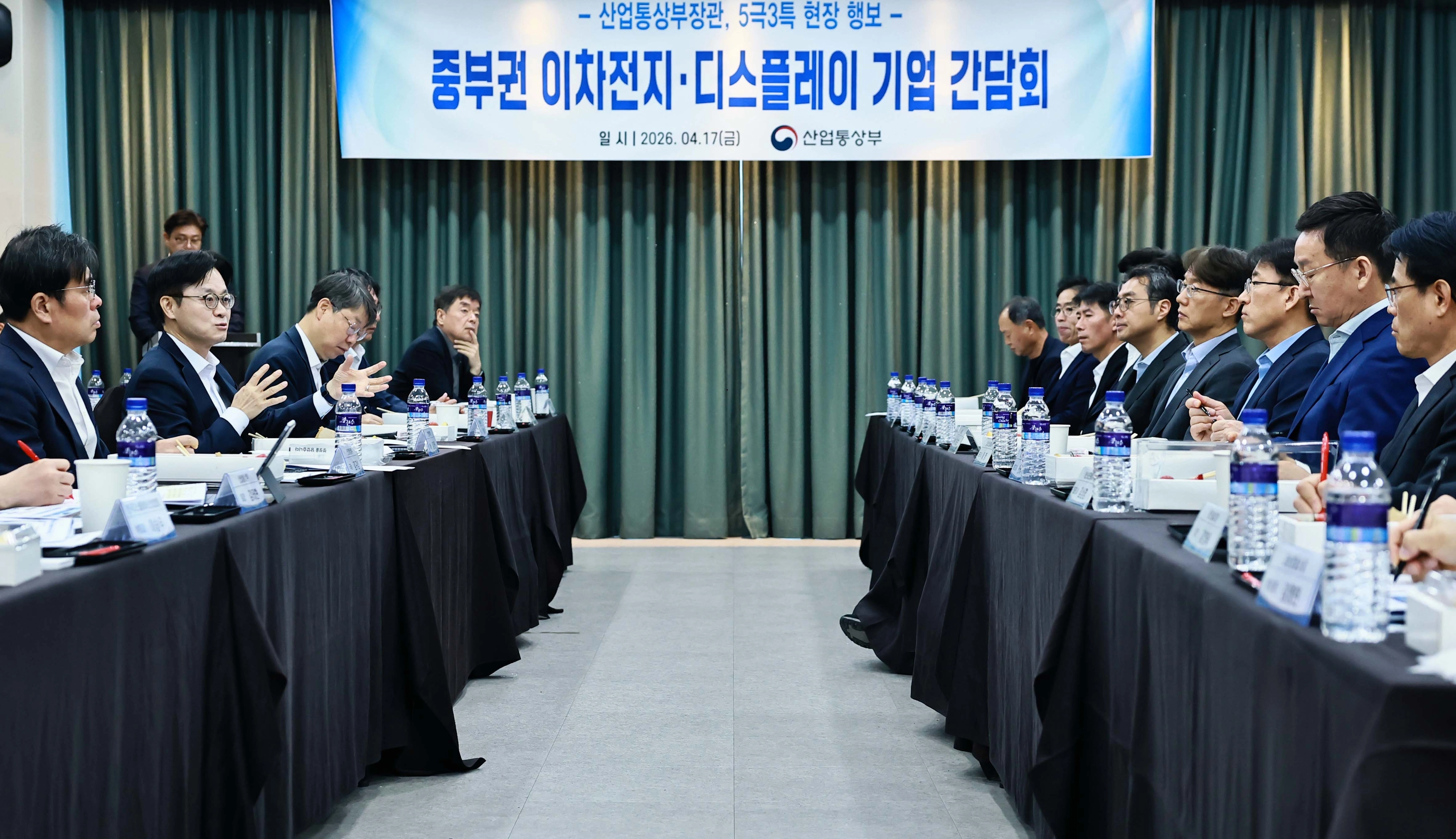 이차전지 및 디스플레이 기업 간담회  김정관 산업통상부 장관이 17일 충북 청주시 세종시티 오송호텔에서 열린 이차전지 및 디스플레이 기업 간담회를 주재하고 있다. 산업통상부 제공