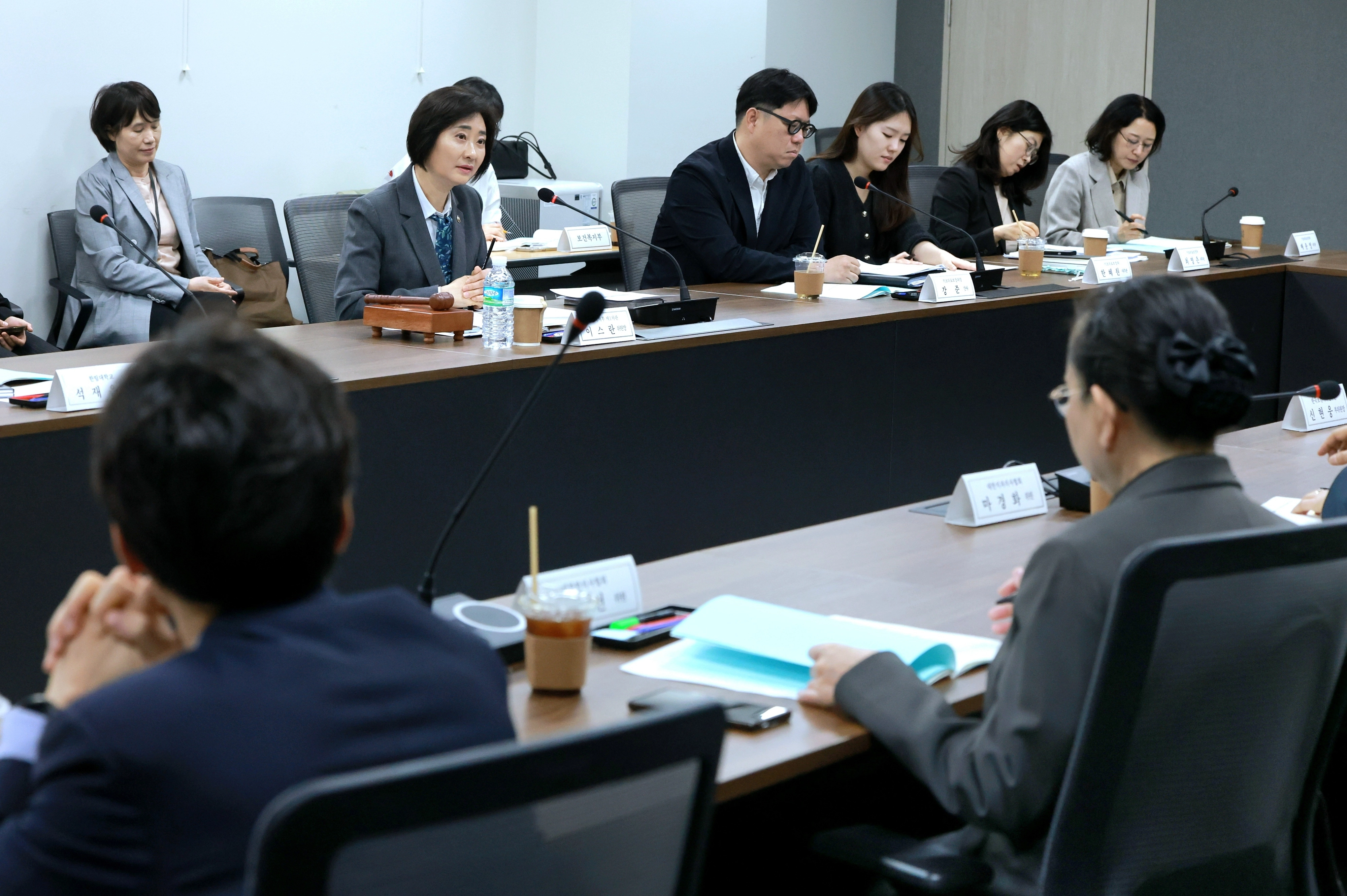 2026년 제1차 중앙의료급여심의위원회  이스란 보건복지부 1차관이 17일 서울에서 열린 2026년 제1차 중앙의료급여심의위원회에서 발언하고 있다. 보건복지부 제공