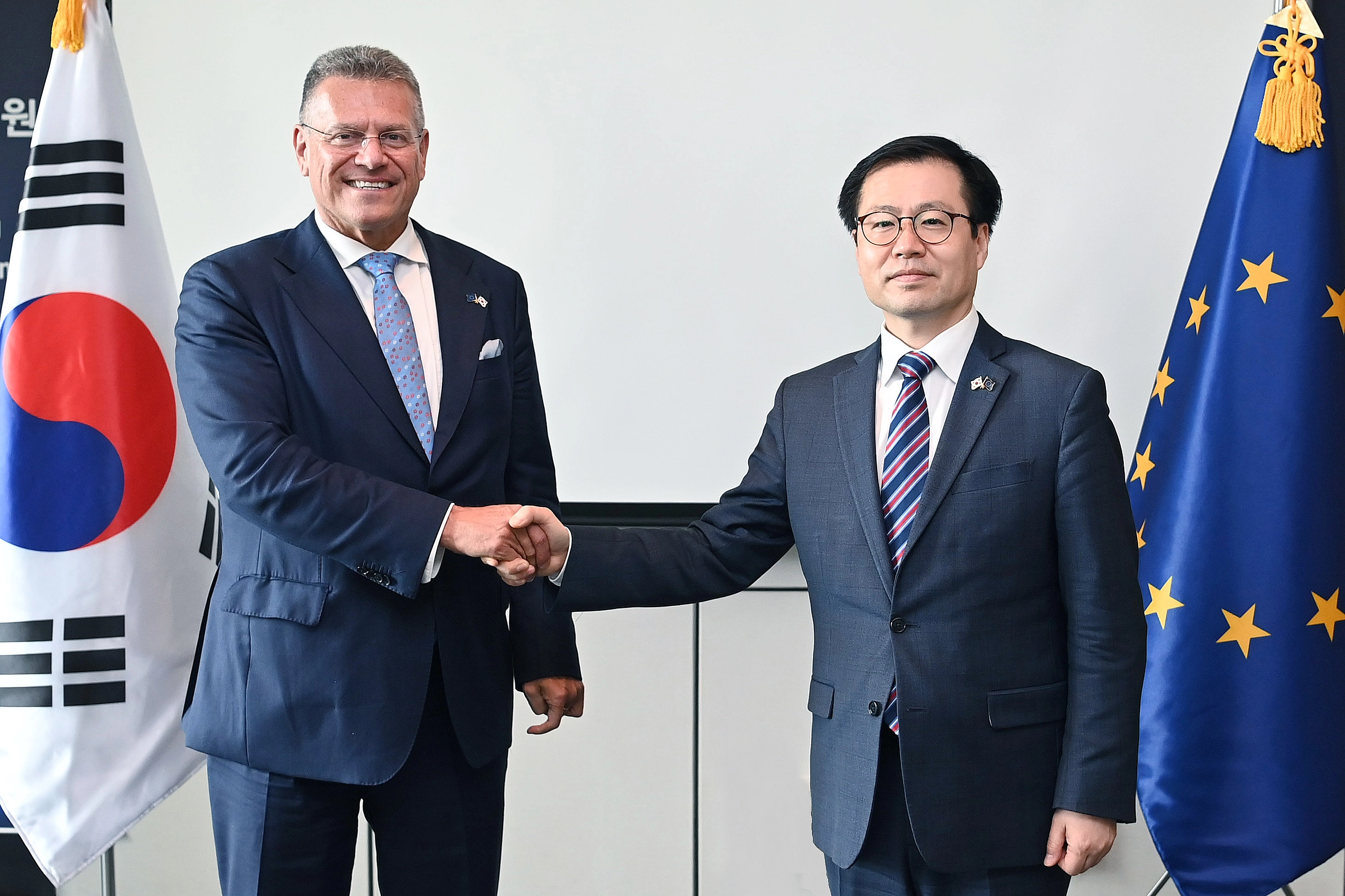 제13차 한-EU FTA 무역위원회 및 제1차 차세대전략대화 개최  여한구 산업통상부 통상교섭본부장이 17일 서울 종로구 포시즌스호텔에서 열린 제13차 한-EU FTA 무역위원회 및 제1차 차세대전략대화에서 마로시 세프초비치 EU 통상·경제안보 집행위원과 기념 촬영하고 있다. 산업통상부 제공