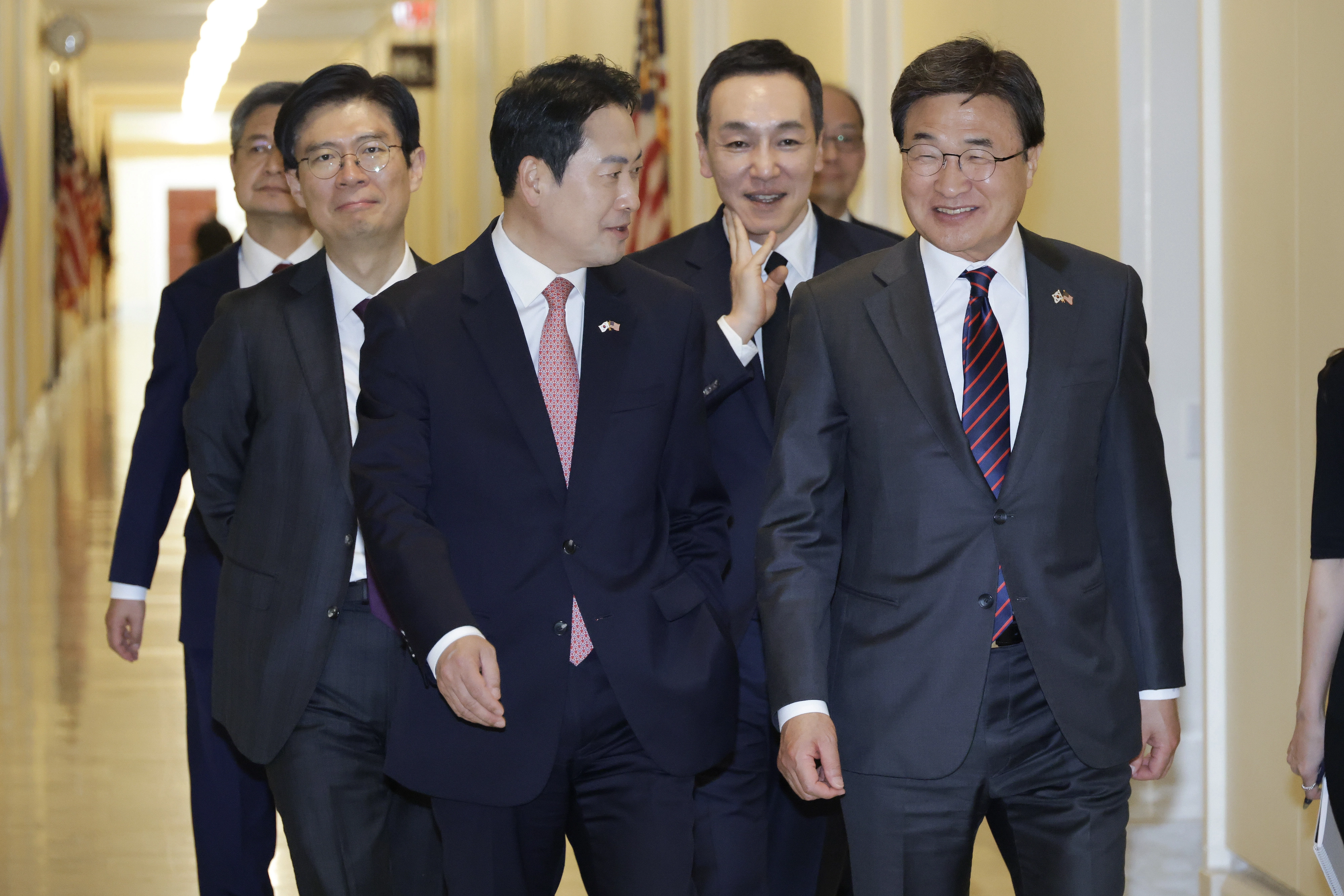 방미 중인 장동혁 국민의힘 대표가 지난 14일(현지시간) 라이언 징키(Ryan Zinke) 하원 외교위 외국무기판매TF 단장을 면담하기 위해 이동하며 김대식 특보단장 등과 대화하고 있다. 국민의힘 제공