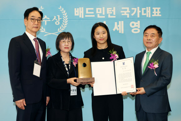 ‘그랜드 슬램’ 안세영, 민주평화상 수상