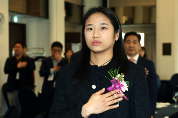 국기에 경례하는 안세영