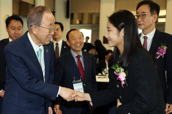 인사 나누는 안세영-반기문